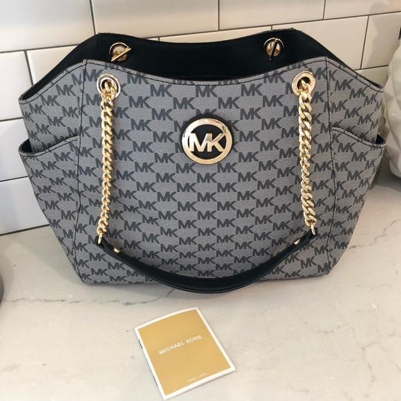 Michael Kors Handbags - NWT Michael Kors jet set tote